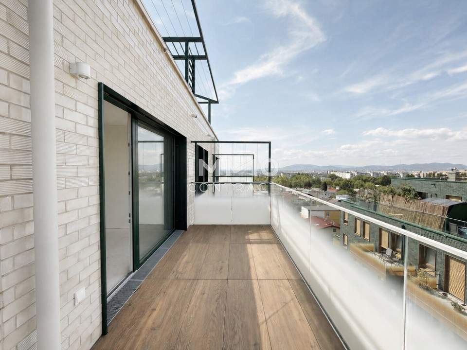 Commission-Free - First Occupancy on the 5th Floor: Living with Panaroma View