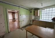 Extrem Sanierungsbedürftiges Haus mit mehreren Nebengebäuden in Ruhelage