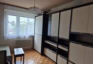 Renovierungsbedürftige 4 Zimmer Wohnung mit Loggia