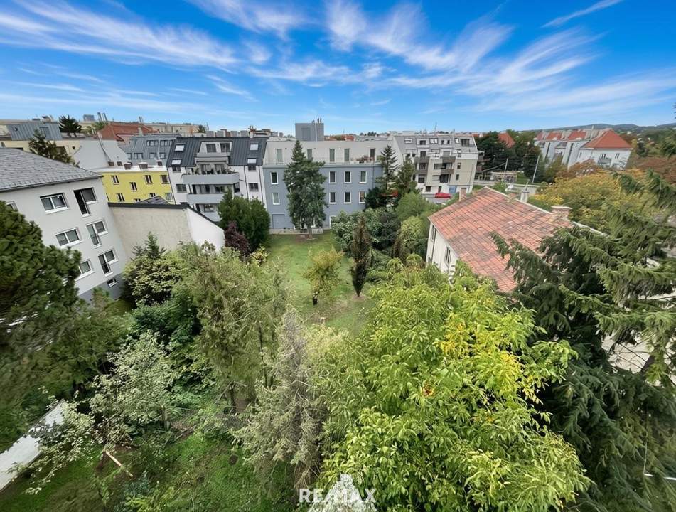 Hofseitige DG-Wohnung ohne Schrägen mit 2 Terrassen - sanierungsbedürftig