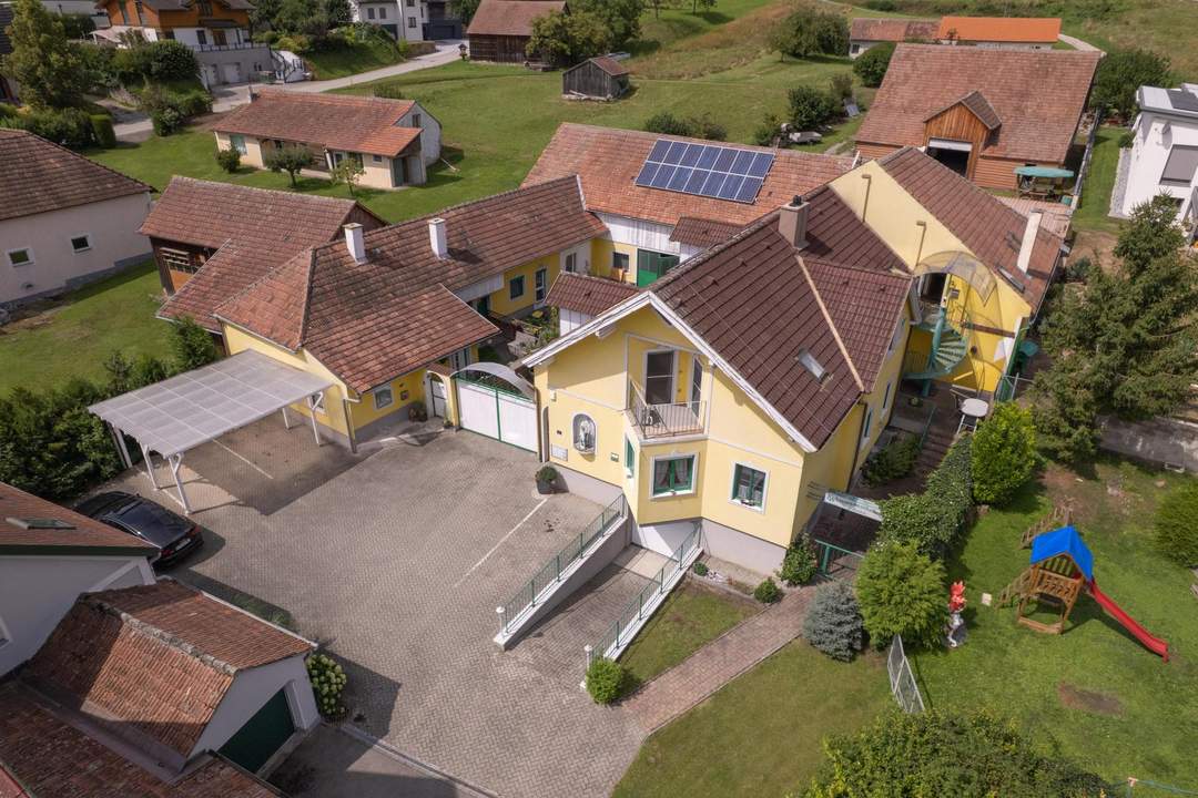 Großes Wohnhaus mit Heurigenlokal / 5 Gästezimmern und einem Miethaus