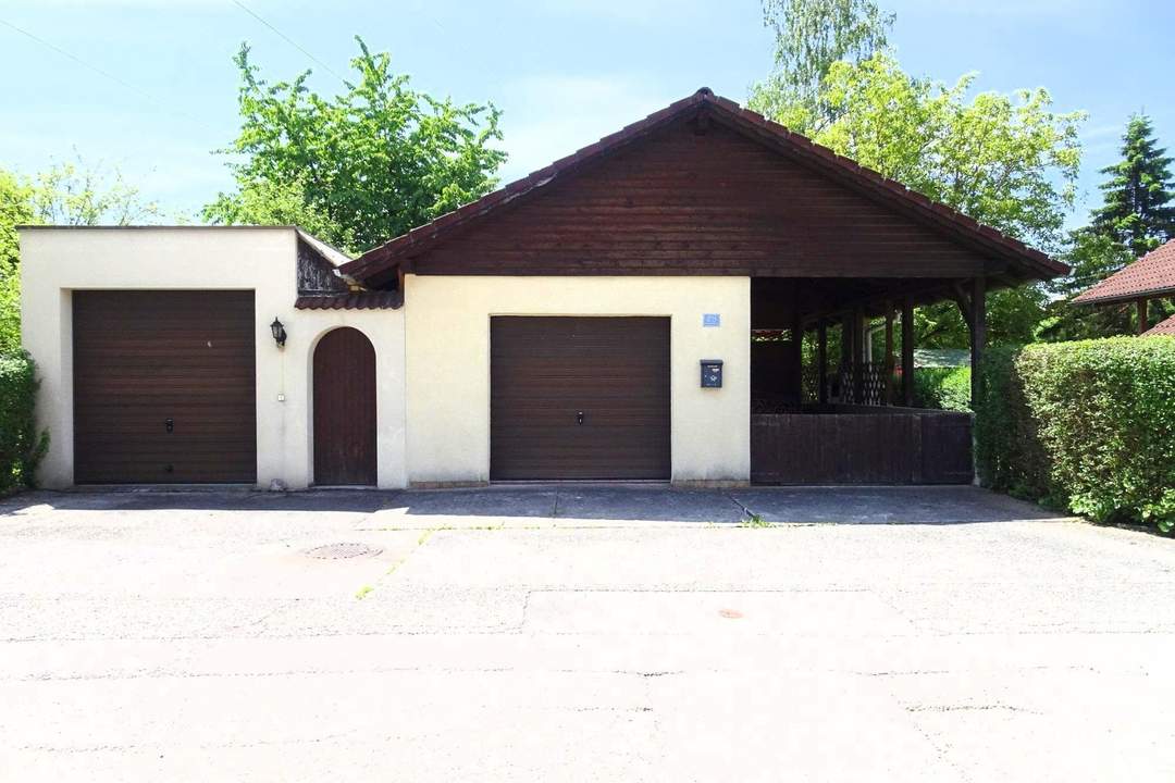Grünes Paradies in Stadtnähe: 2 Garagen + Wohnwagencarport + Keller + 4 Stk. Parkplätze + beheizbarer Abstellraum mit Dusche und WC