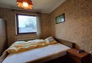 Sonniges Grundstück mit sanierungsbedürftigem Haus voller Charme