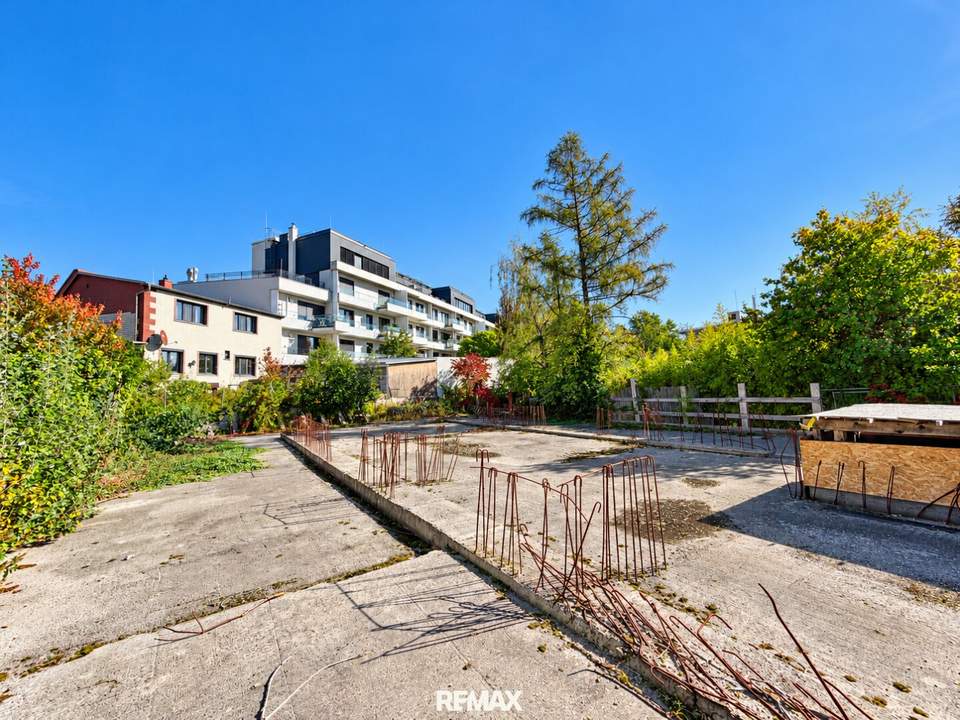 GRUNDSTÜCK "BAUBEWILLIGT" tolle Lage, Nähe SMZOst für Wohnbau, Garage im Rohbau bereits fertiggestellt