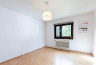 Haus mit Sanierungsbedarf auf großem Grundstück in perfekter Wohngegend