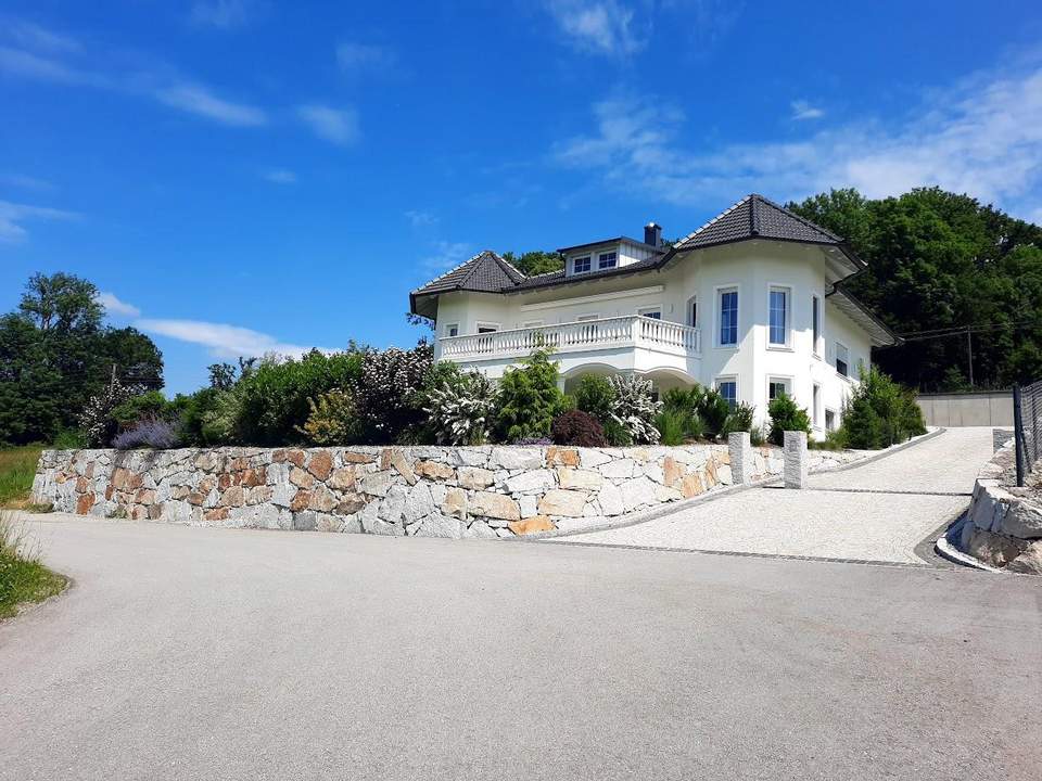 Neuwertige Villa in sonniger Lage nahe Schärding – Wohnen mit Ausblick