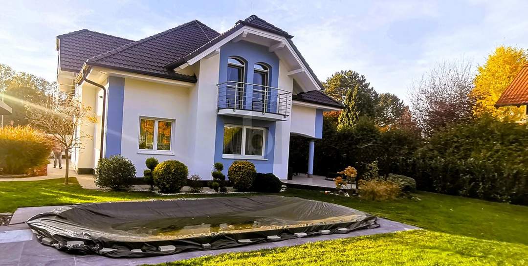 Preisreduktion! GROSSZÜGIGER FAMILIENHIT MIT GARTEN UND POOL