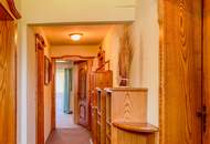 Großzügiges Wohnhaus am Dorfrand mit Nebengebäude