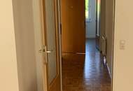 Hoher Erholungswert garantiert - idyllisch ruhiges und ländliches Wohnerlebnis steht für Sie bereit! Praktisch geschnittene 3 Raum Wohnung mit Loggia, Abstellraum und Parkplatz direkt vor der Haustür!