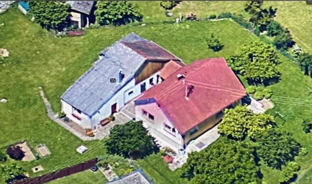 Älteres Haus mit Nebengebäude und Garage. Herrlicher Gebirgsblick am Ende der Burgwallstrasse