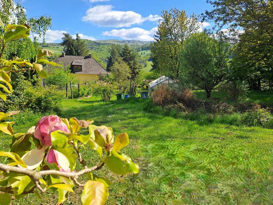 SONNIGE LIEGENSCHAFT MIT SCHÖNEM AUSBLICK & POTENTIAL