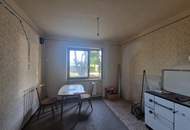 SANIERUNGSBEDÜRFTIGES LANDHAUS MIT TRAUMHAFTEM GARTEN SAMT ALTBAUMBESTAND IN ALLERBESTER WOHN- UND ZENTRUMSLAGE VON KIRCHBERG AM WAGRAM
