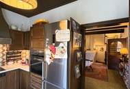 Eine Villa mit Wohnkultur, parkähnlichem Garten und Pool // A Villa of Distinction with Park-Like Garden and Pool //