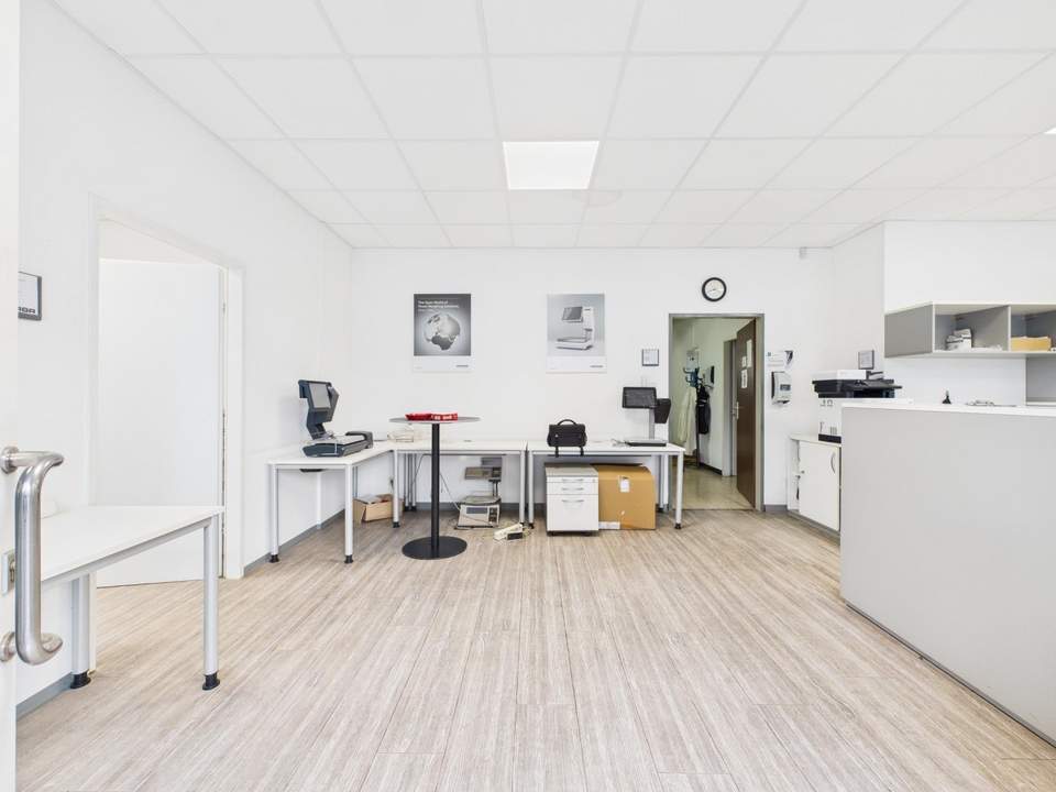 LINZ/STADT: Vielseitig nutzbare Geschäfts- Büro- bzw. Ordinationsfläche mit einer Gesamtgröße von 215,48 m² + PARKFLÄCHE ca. 70 m² zu erwerben