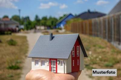 Entwicklungsgrundstück mit 3 Parzellen - Abbruchobjekt (ehem. Gasthaus) inkl. Saal