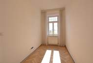Altbaucharme trifft modernen Komfort – Stilvolle 2-Zimmer-Wohnung mit Blick ins Grüne