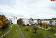 Linz-Oed: Dank vieler großer Fenster lichtdurchflutete 3-Zimmer-Wohnung mit Balkon & Autoabstellplatz in städtischer ruhiger Grünlage