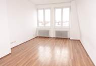 Tolle 2 Zimmer DG Wohnung - zwischen Quellenstraße und Gudrunstraße