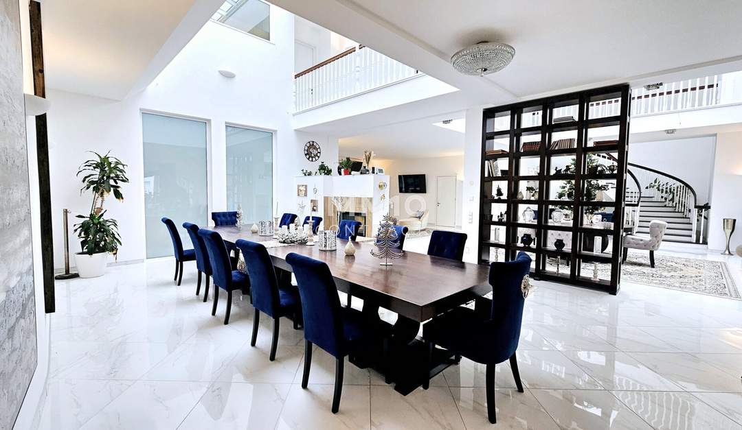 Zeitlose Architektur trifft Großzügigkeit - Designvilla mit Indoor-Pool und Einliegeroption