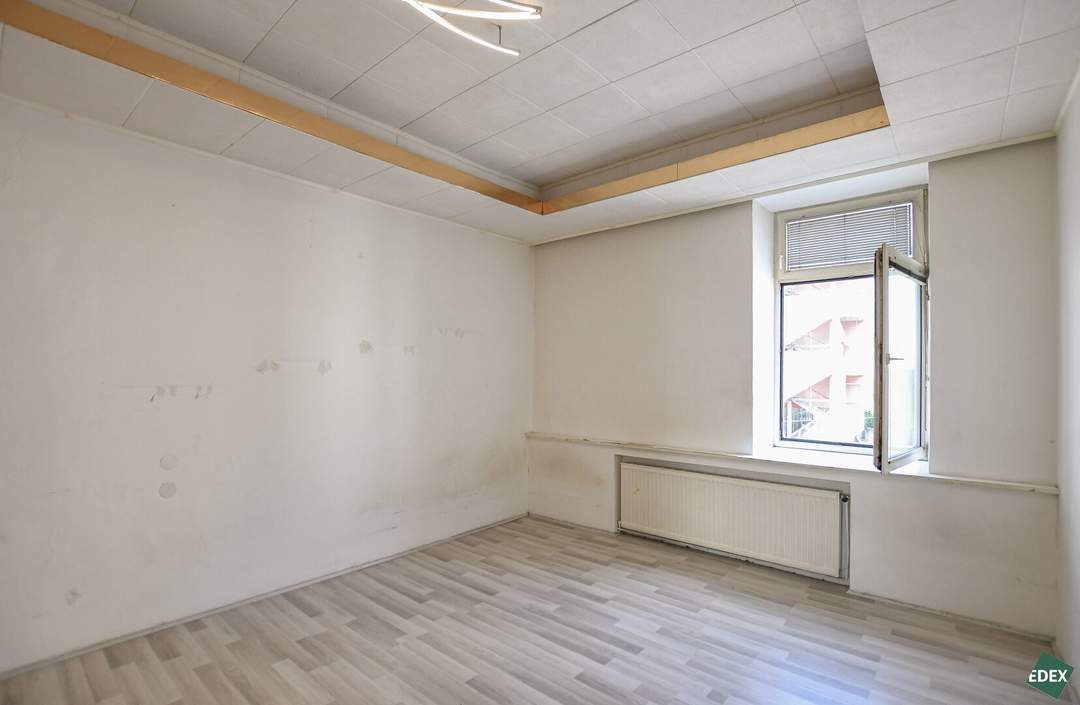 Sanierungsbedürftige Zwei-Zimmer-Wohnung direkt an der U3