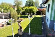 Ortsrand und Ruhelage - Hochwertige Landvilla mit großem Pool! Einfach Koffer packen und einziehen!