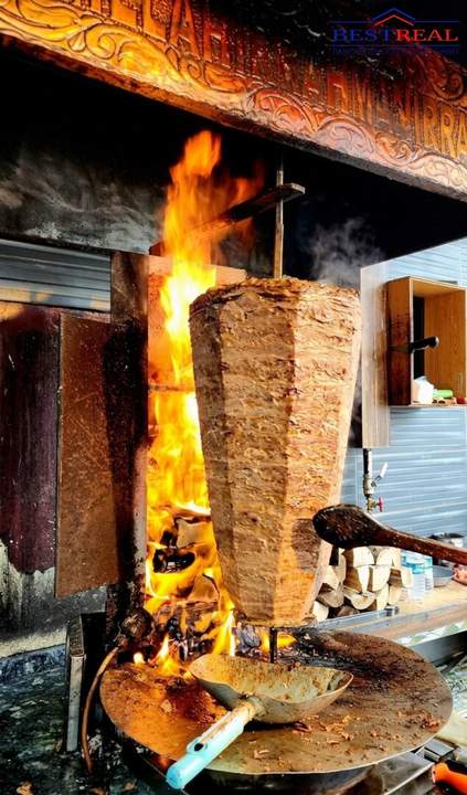 Kebab-Würstel-Stand in Frequenzlage