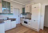 ERSTBEZUG NACH RENOVIERUNG | 3-ZIMMER-WOHNUNG MIT SÜD-LOGGIA, PARKPLATZ & BALKONKRAFTWERK