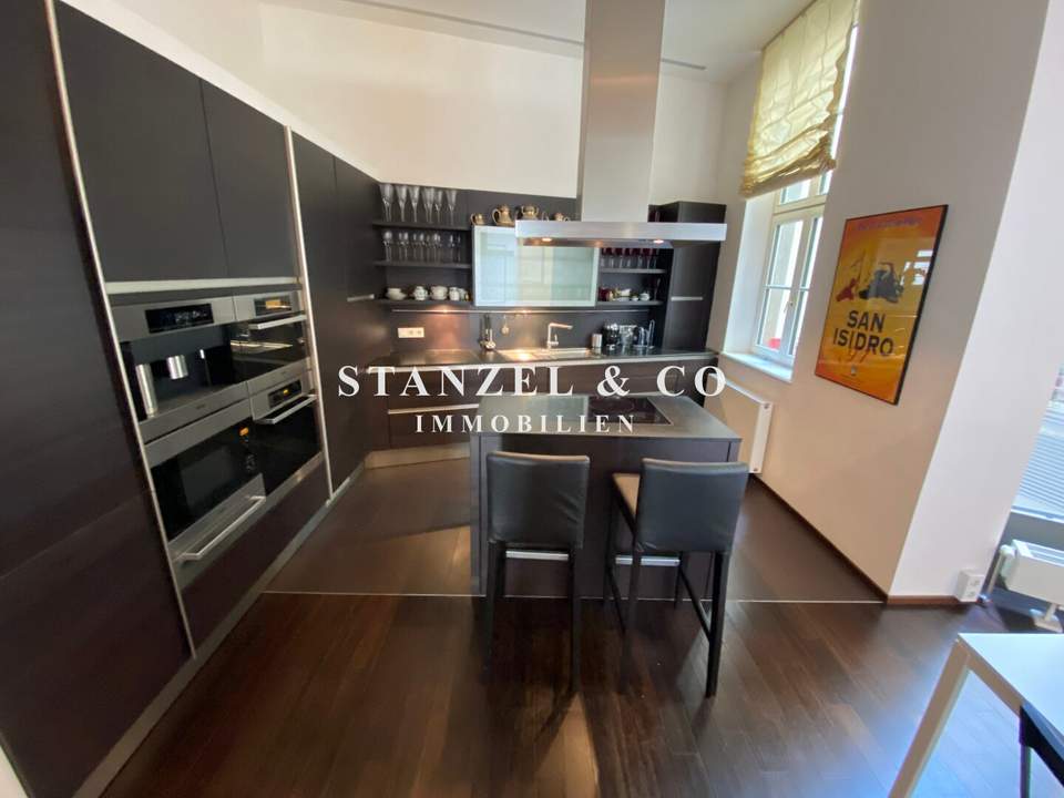 TOLLES ALTBAUAPARTMENT AM KARLSPLATZ