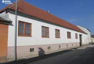 Vielseitig nutzbarer Vierseithof mit Maschinenschuppen, Stallungen, Keller und Garten