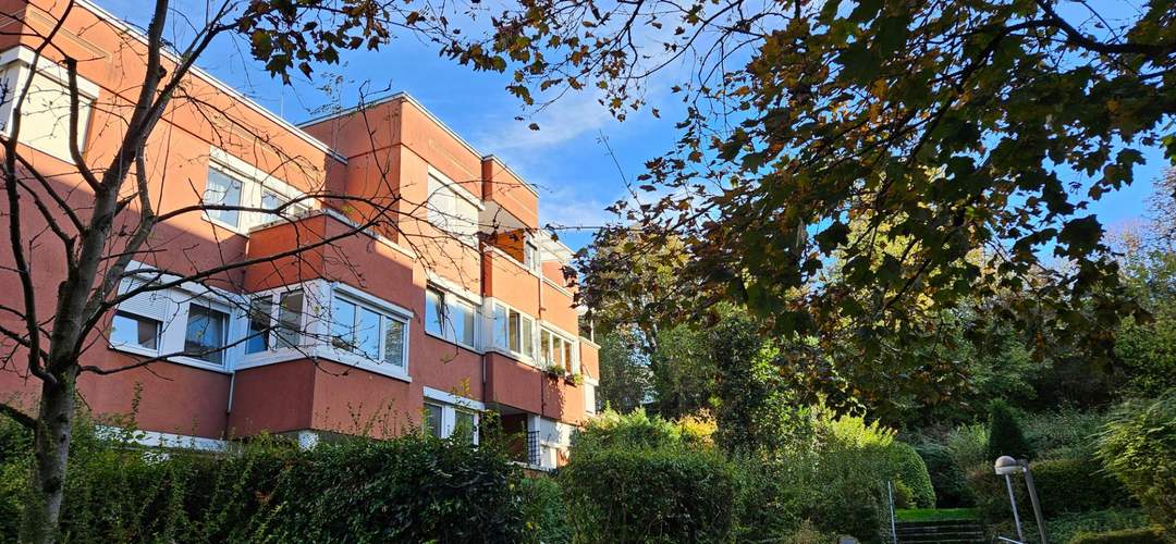 Möblierte 2-Zimmer Wohnung mit Loggia und Parkplatz
