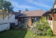 LIEBEVOLLES LANDHAUS FÜR ZWEI PERSONEN IN GRÜNLAGE MIT GESCHLOSSENEM, ABSOLUT UNEINSEHBAREM INNENHOF UND HERRLICHEM GARTEN SAMT GRILLPLATZ UND NEBENGEBÄUDEN