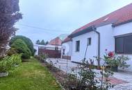 TRADITIONELLES STRECKHAUS MIT UNEINSICHTIGEM GARTEN UND ZWEI GARAGEN