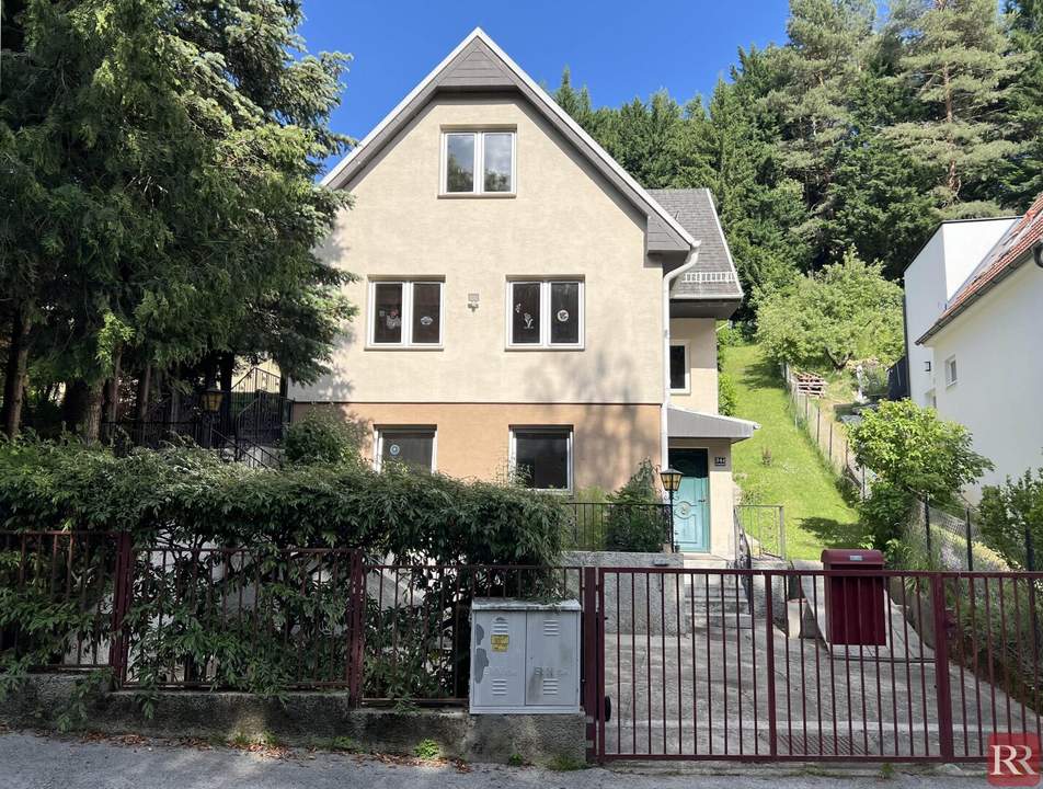 Einfamilienhaus auf großem Grund mit Sanierungsbedarf
