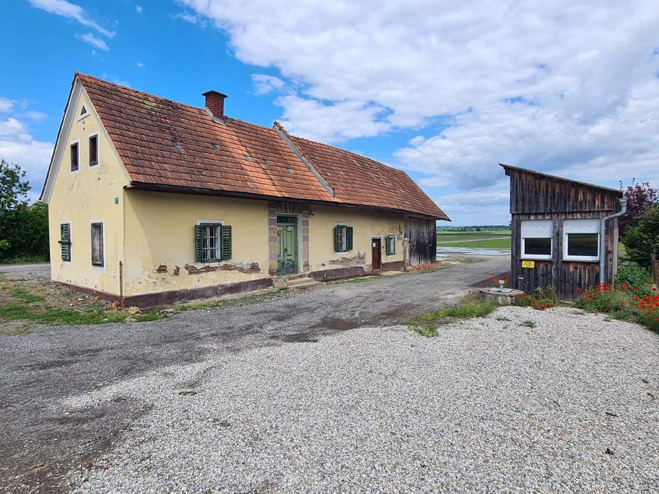 Altes Bauernhaus mit weiterem Bürocontainer im Bauland samt angrenzender Freilandfläche in guter Lage!