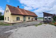 Altes Bauernhaus mit weiterem Bürocontainer im Bauland samt angrenzender Freilandfläche in guter Lage!