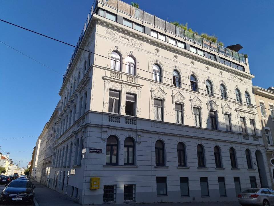 Herrliche Dachgeschosswohnung mit großer Terrasse - Nähe Krottenbachstraße!