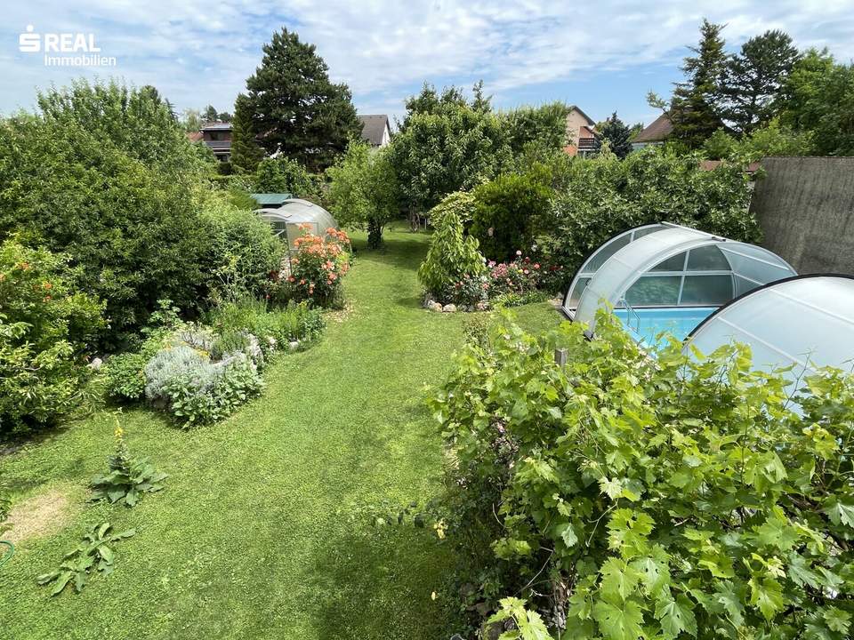 Zwei separate Wohneinheiten! Pool, Keller, Garage und wunderschönem Garten!