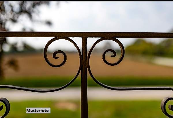 Großzügiges Einfamilienhaus mit Pool, Pferdestall & weitläufigen Landflächen