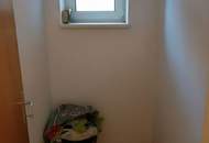 Hier wird hoher Wohnkomfort in ländlicher Gegend geboten! Hell und freundlich mit sonniger Loggia, viel Stauraum und kostenlosem Parkplatz direkt vor der Türe!