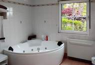 Ein einzigartiges Zweifamilienhaus mit Schwimmteich.