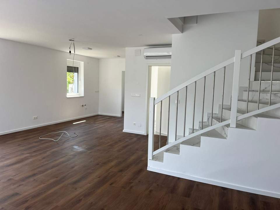 PROVISIONSFREI! Wunderschöne Doppelhaushälfte mit ca. 160m² Wfl., 5 Zi, Garten, Terrasse 2 Stellplätze in der Nähe von Wiener Neustadt