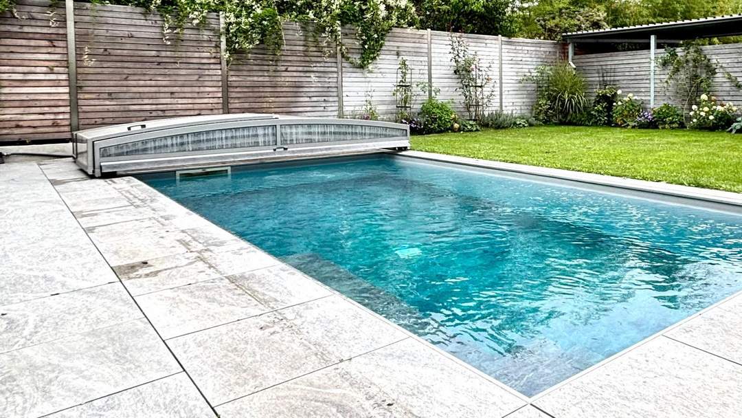 Exklusive Wohnung mit großzügiger Terrasse, privatem Garten und Pool