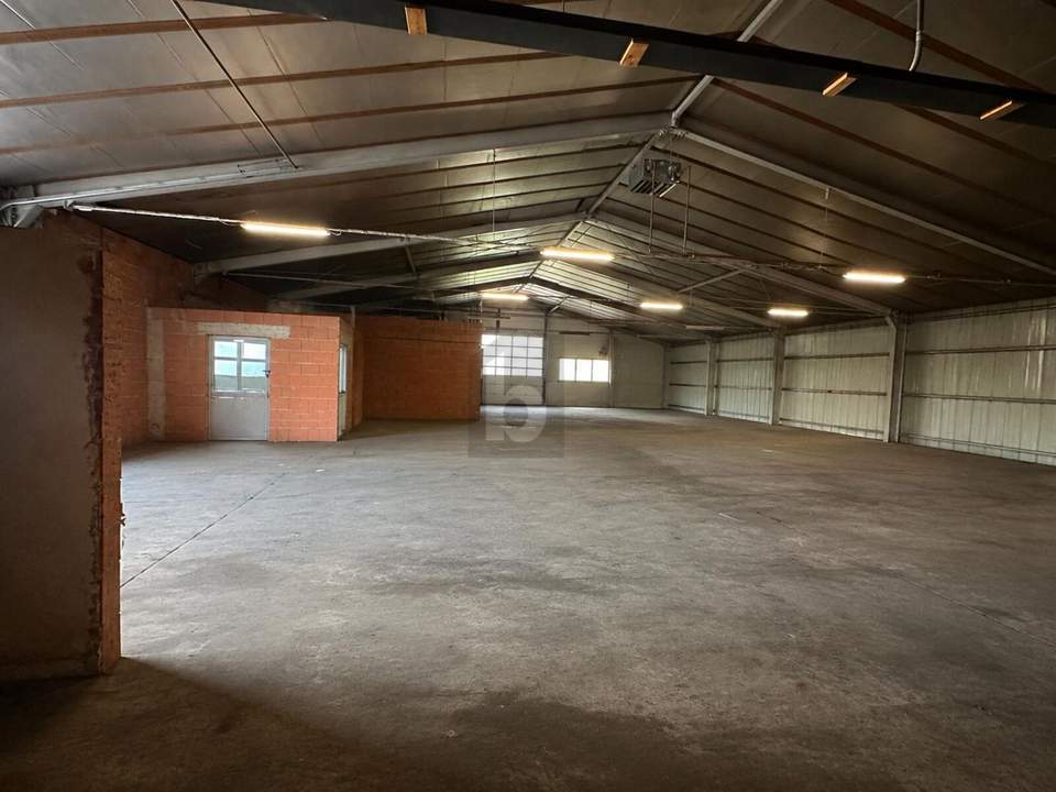 HALLE MIT BÜRO, WERKSTATTBEREICH & GROßEM 3-M-TOR