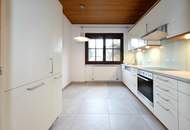 Unterkellerter Bungalow mit traumhaftem Garten u. Doppelgarage in zentraler Lage!