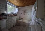 LIEBEVOLLES, SANIERUNGSBEDÜRFTIGES LANDHAUS MIT KLEINEM HOLZSCHUPPEN UND RUHIGEM INNENHOF MIT BESTER INFRASTRUKTUR UND BAHNANBINDUNG