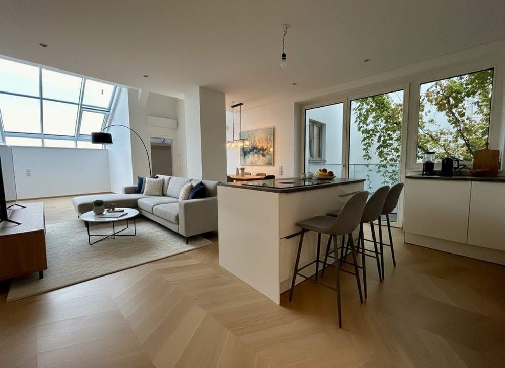 1010! Topmoderne 4-Zimmer-DG-Maisonette mit kleinem Balkon in toller Lage!