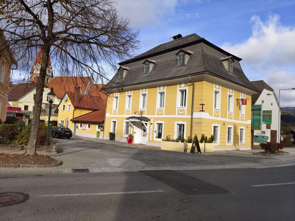 Gebäudeensemble im Zentrum - Café mit Pension und Wohnhaus sowie imposantem Stadl und Garten