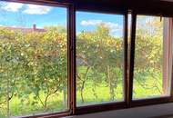 Galeriewohnung mit Kellerersatzraum und Autoabstellplatz am Stadtrand.