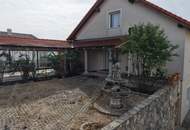 Außergewöhnliches Einfamilienhaus mit zwei Wohneinheiten, großem Garten und Gästehaus in Leobendorf