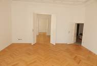 Sanierte Altbauwohnung mit Flügeltüren und neuen Parkettboden